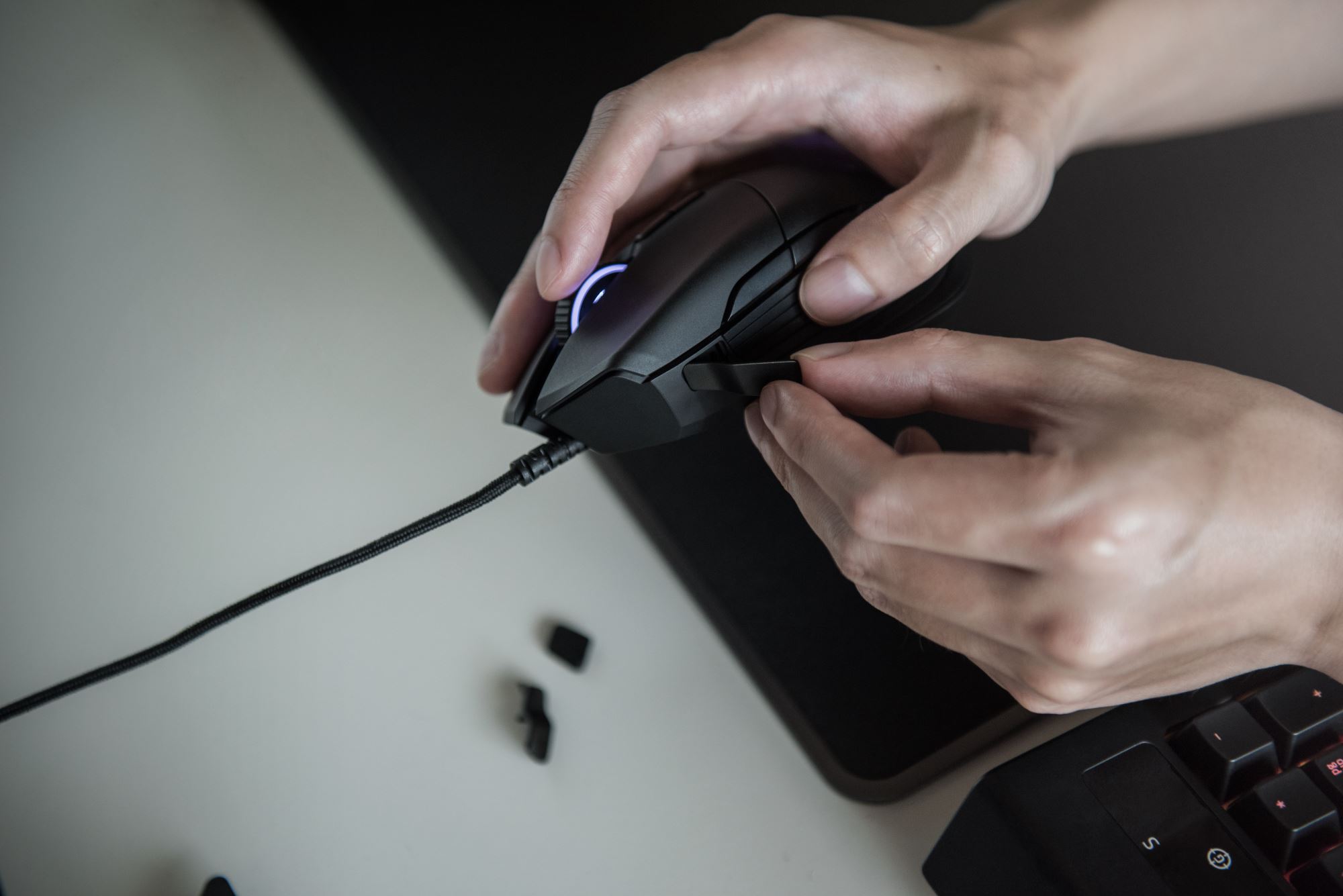 Razer unleashes its first customizable FPS gaming mouse