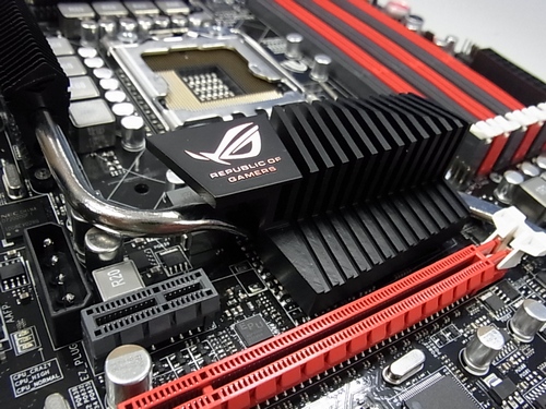 Cool%20ROG%20logo%20can%20be%20found%20on%20motherboard%20as%20usual%20-%20Copy_575px.JPG