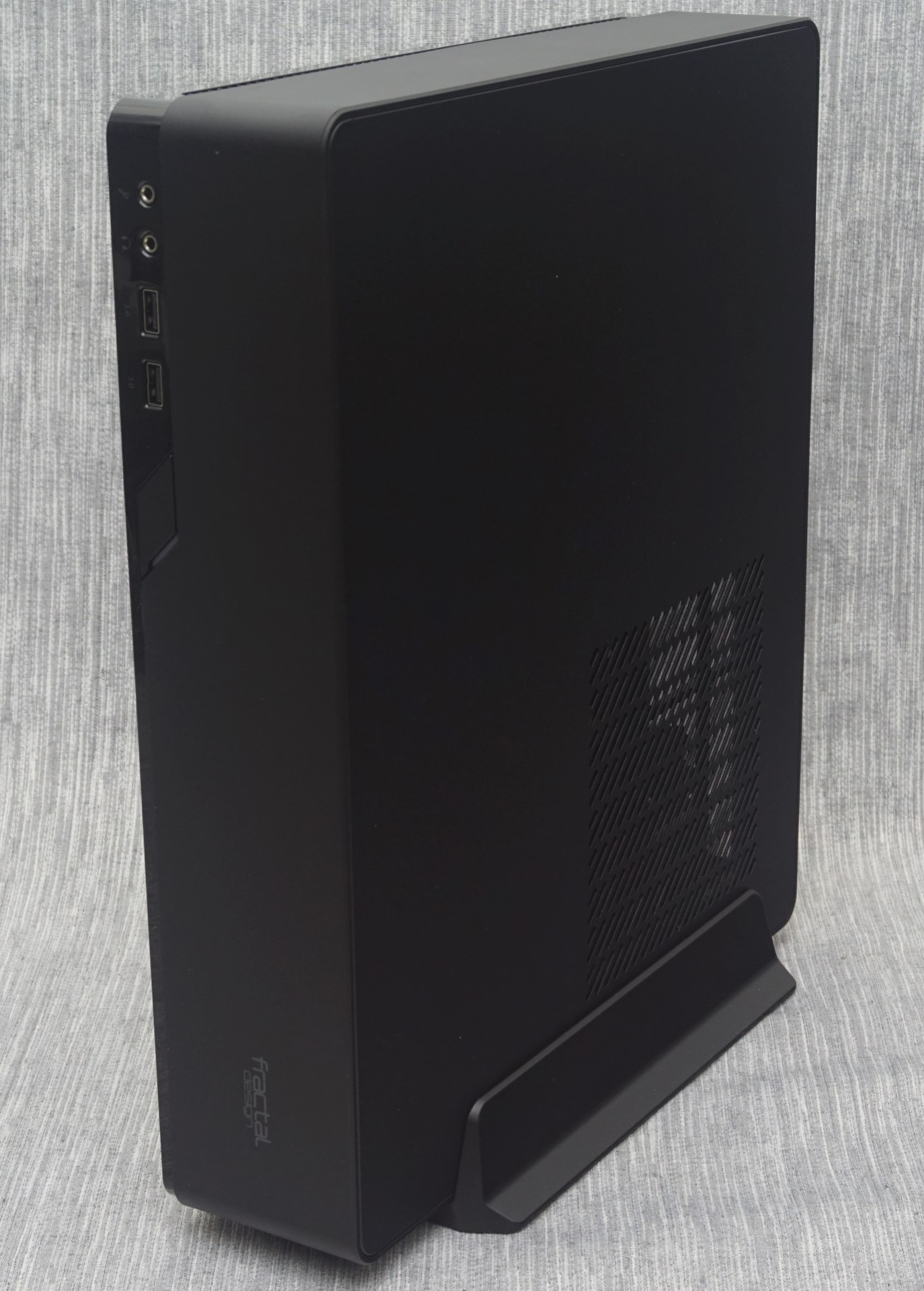The Exterior of the Fractal Design Node 202 - The Fractal Design Node 202 Case Mini-ITX Gaming For the Room