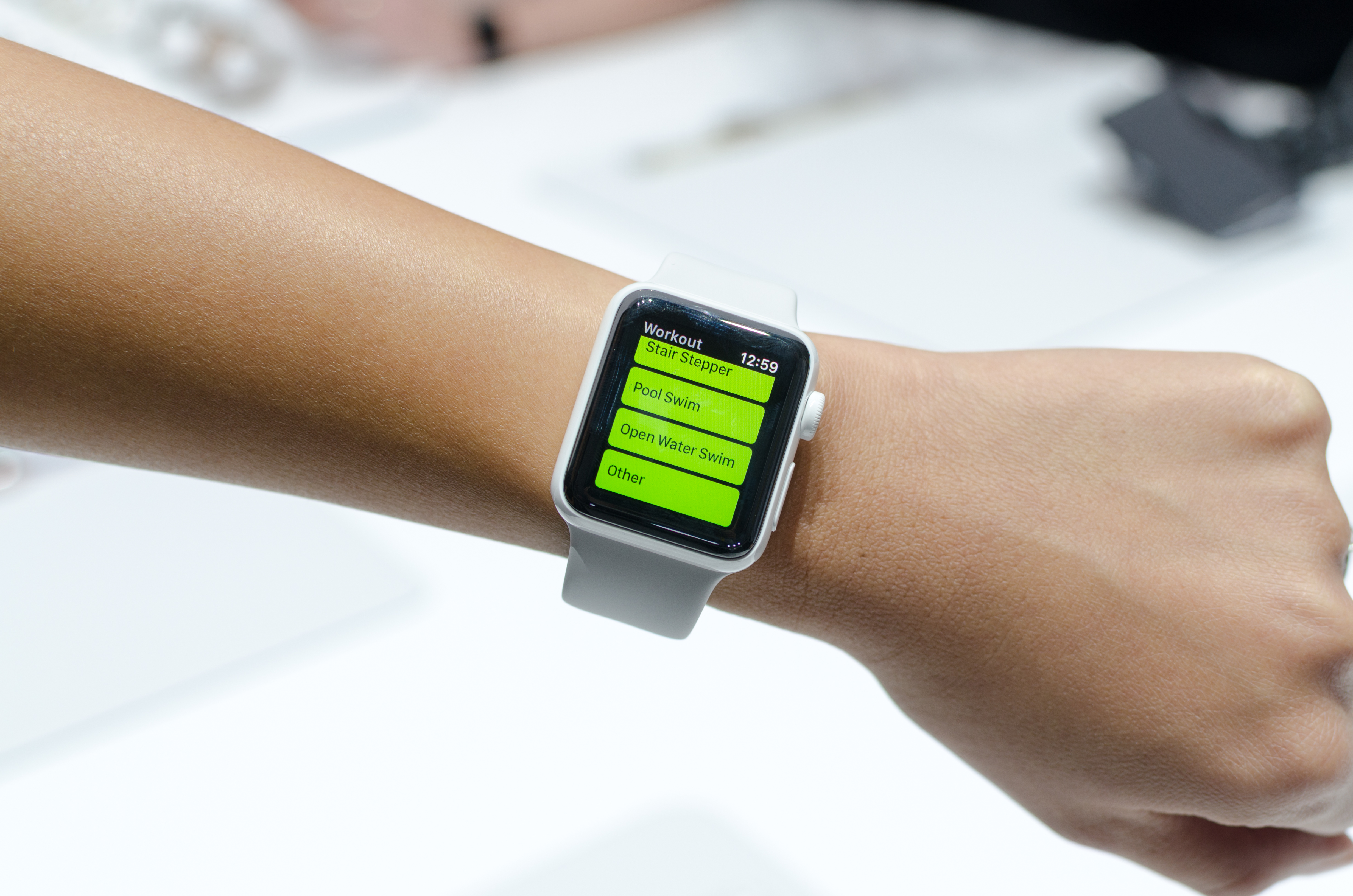 Шагомер на apple watch. Шагомер Apple IWATCH. Смарт часы на руке. Smart часы на руке. Apple watch on hand.