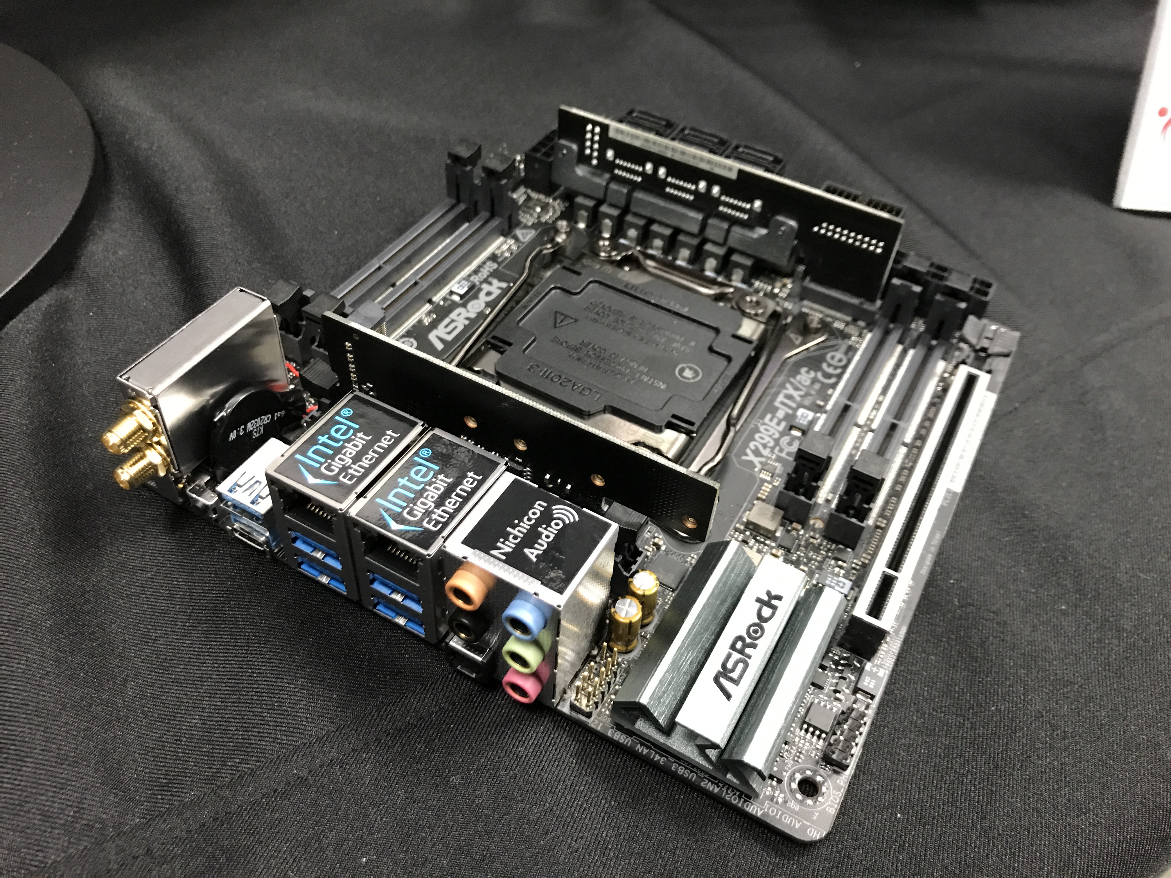 agitation Spektakulær kranium Mighty Mini-ITX: ASRock X299E-ITX/ac with 4 Channel DDR4 and 3xM.2 Support