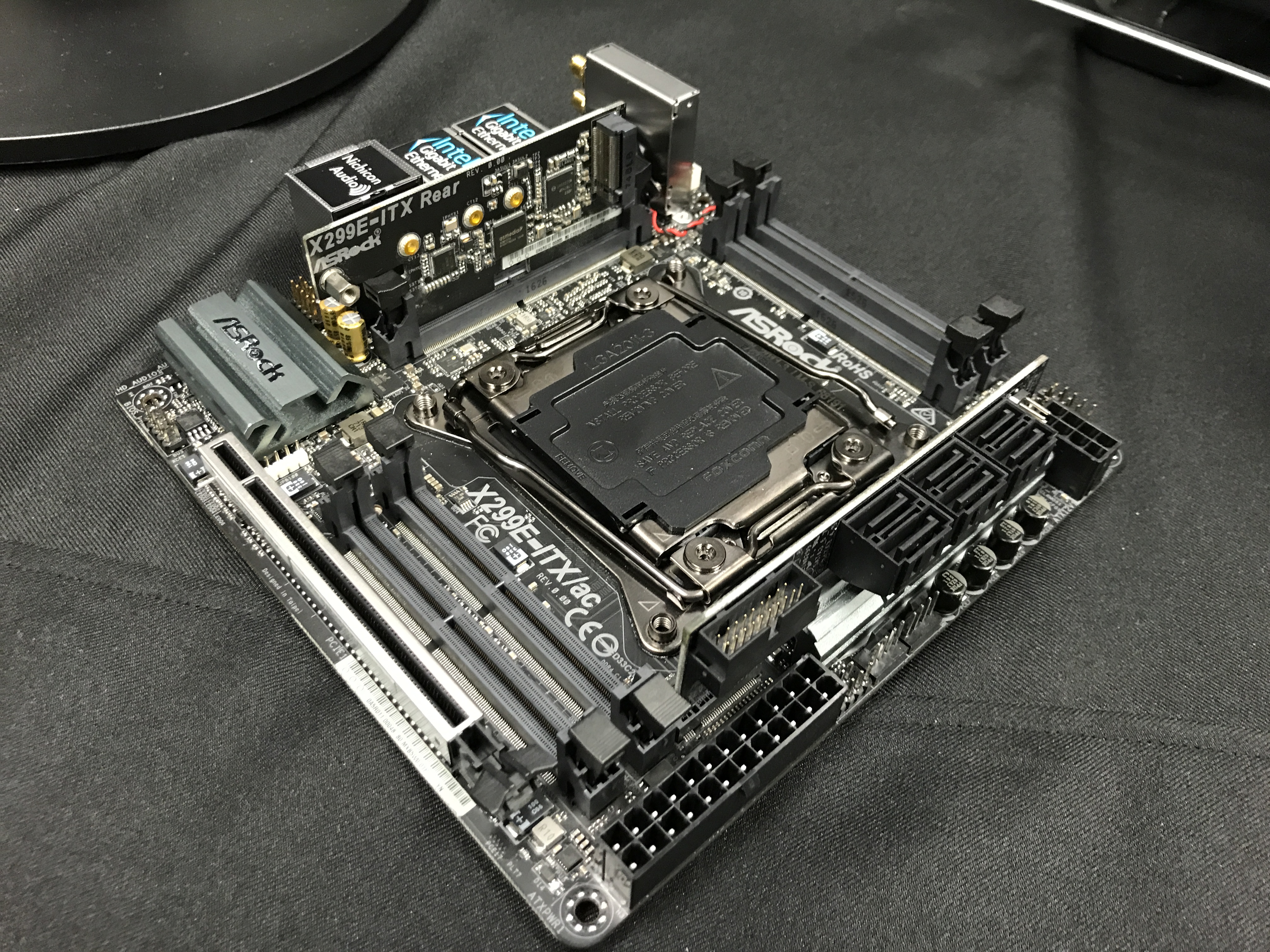 Krage lur bur Mighty Mini-ITX: ASRock X299E-ITX/ac with 4 Channel DDR4 and 3xM.2 Support