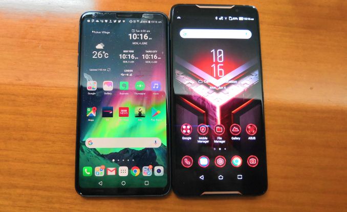 Comparando el tamaño del LG V30 (izquierda) y el teléfono ROG (derecha)