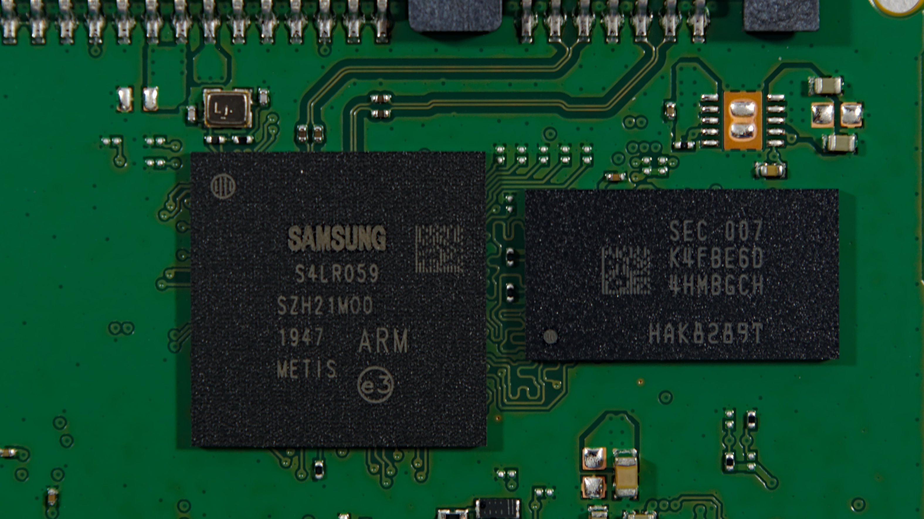 SSD Hard Drive: Samsung 870 QVO 2.5'' 1TB SSD, SATA III, 560 Read