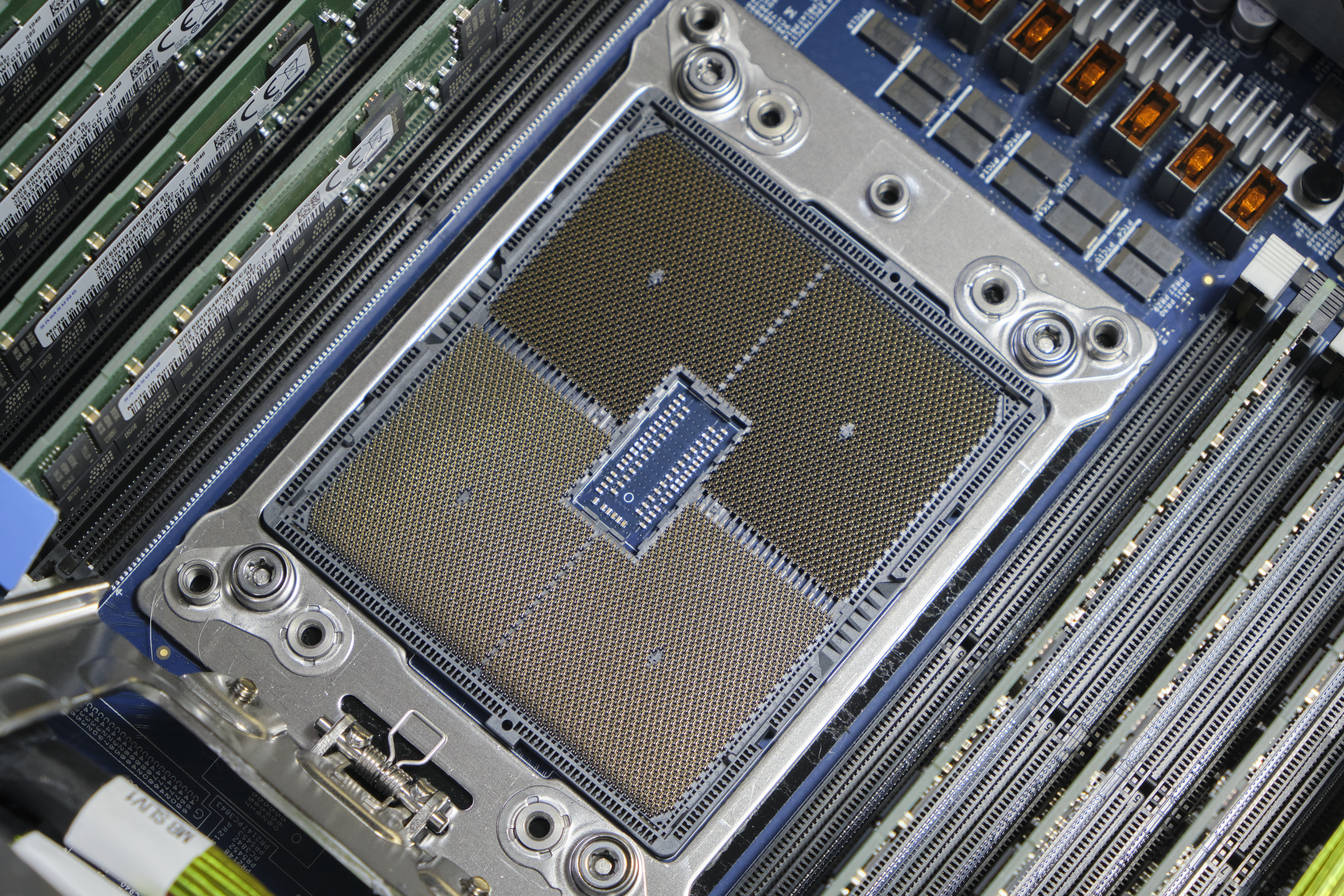 Intel a6. Xeon Platinum 8280. 80 Ядерный процессор Arm. Процессорный чип Intel Xeon Platinum 8280. Ampere процессор.