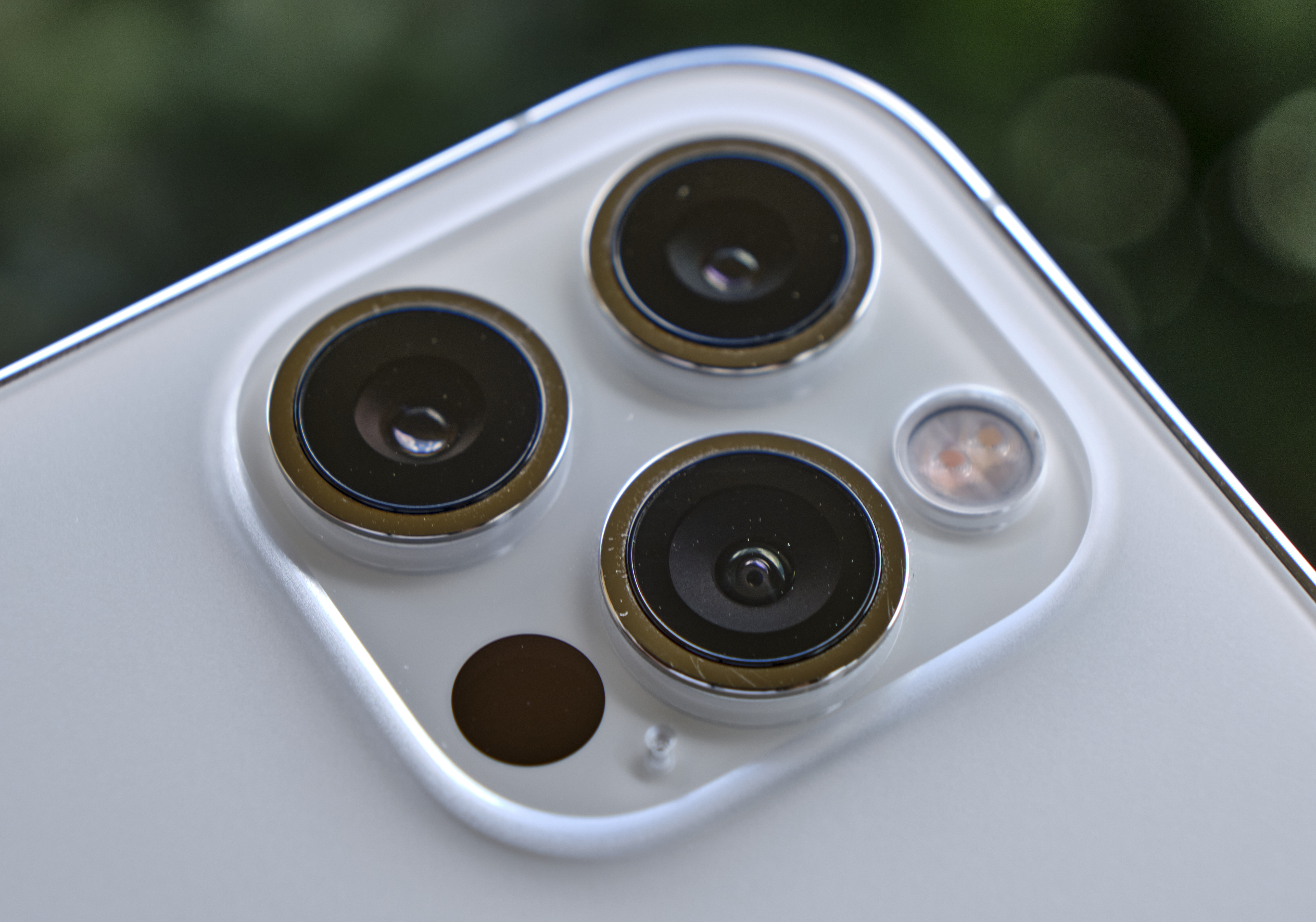 Xiaomi 12S Ultra Has the World's Largest Smartphone Camera Sensor