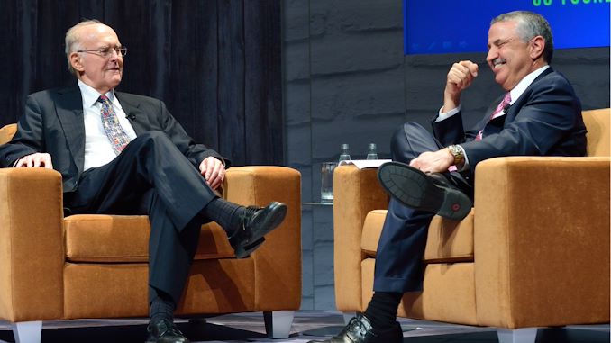 Gordon Moore, cofundador de Intel Corporation, es entrevistado por Tom Friedman en 2015 durante las ceremonias del 50 aniversario de la Ley de Moore.  Moore cofundó Intel Corporation en julio de 1968 y se desempeñó en la empresa como vicepresidente ejecutivo, presidente, gerente general y presidente de la junta.  (Crédito: Walden Kirsch/Corporación Intel)