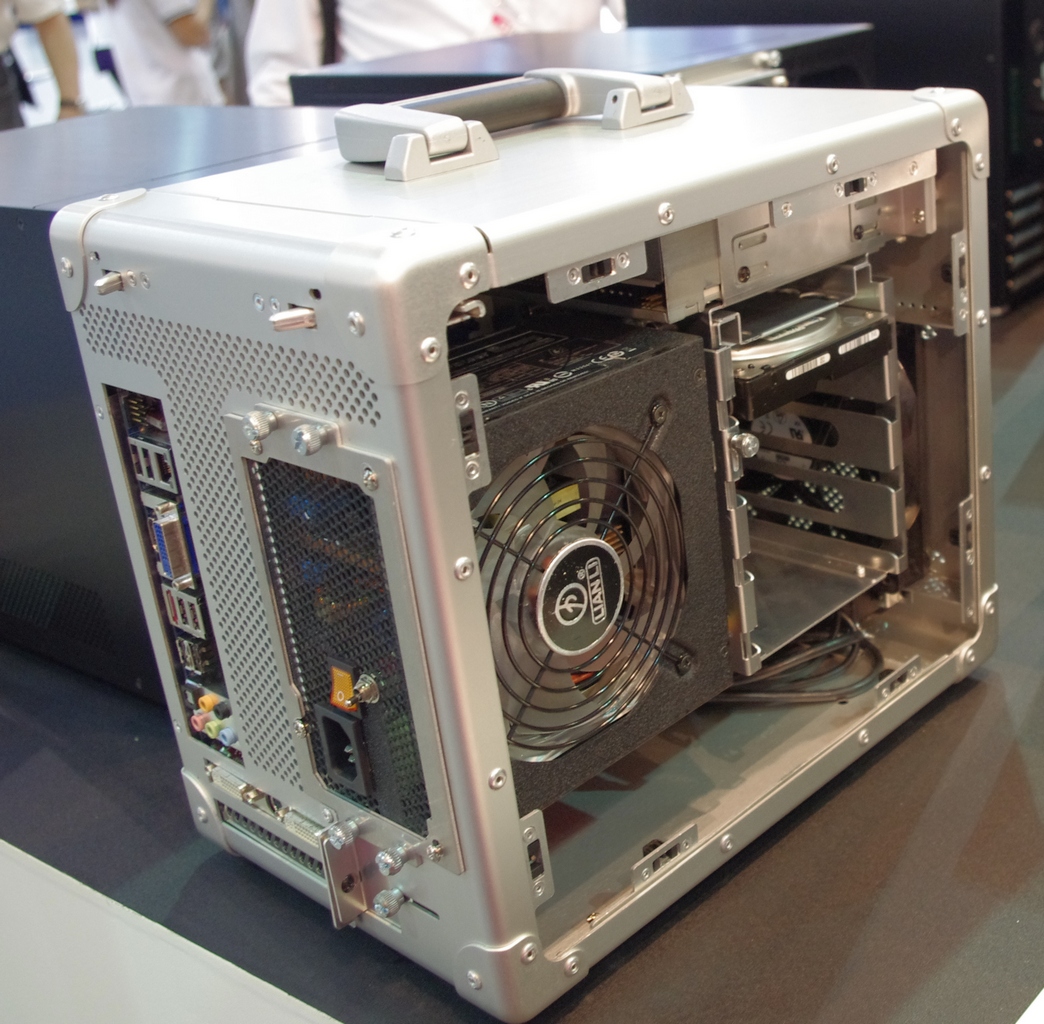 astronaut Derved interview Computex 2011: The 'suit'-case from Lian Li