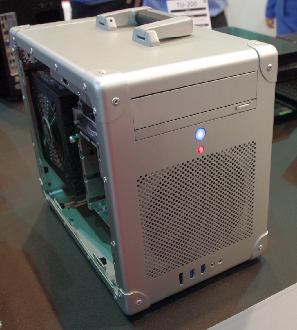 Computex 2011: The 'suit'-case from Lian Li