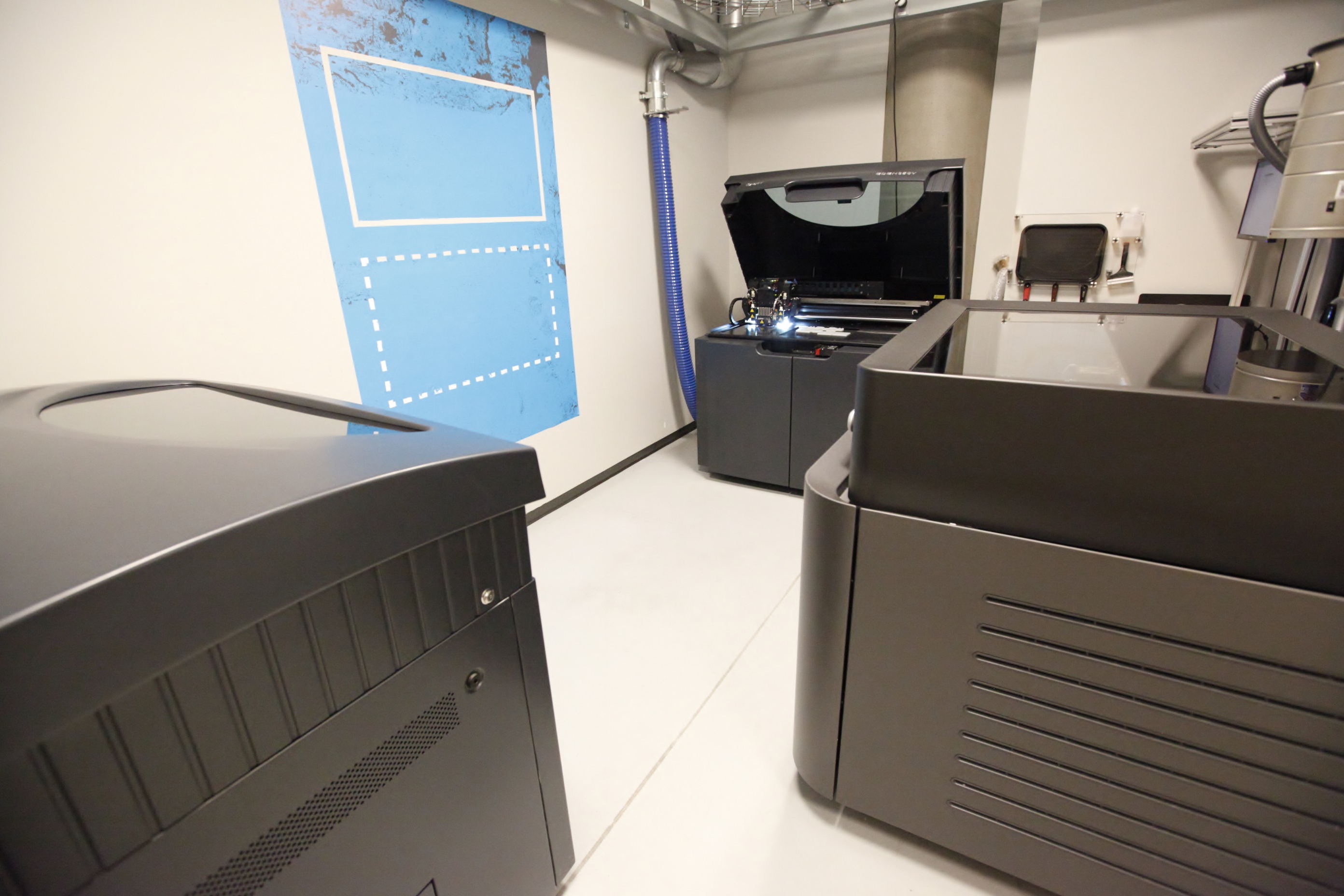 Лаборатория Майкрософт. Surface Laboratory. Фото бесшумной лаборатории Майкрософт. Surface RT на прочность. Мс экран