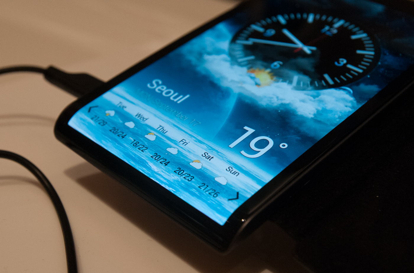 A Look At Samsung S Curved Smartphone Concept And 4 99 Inch 1080p Amoled Display