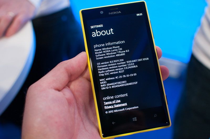 Hands On With Nokia S New Phones Lumia 520 Lumia 720 Nokia 105 And Nokia 301