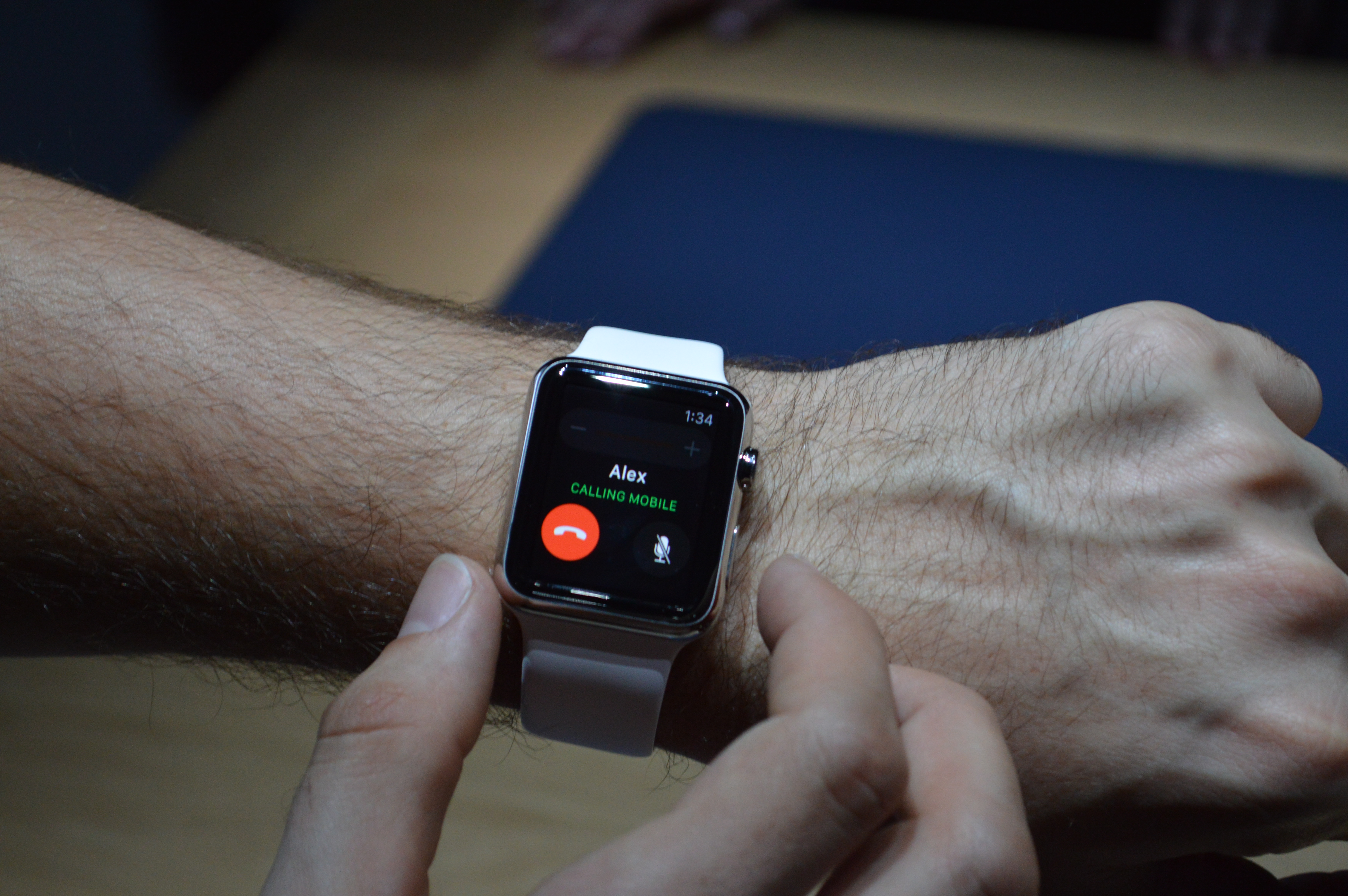 Смарт часы как сделать звонок. Эпл вотч 2022. Звонки эпл вотч. Apple watch 7 звонок. Apple watch Series 7 on hand.