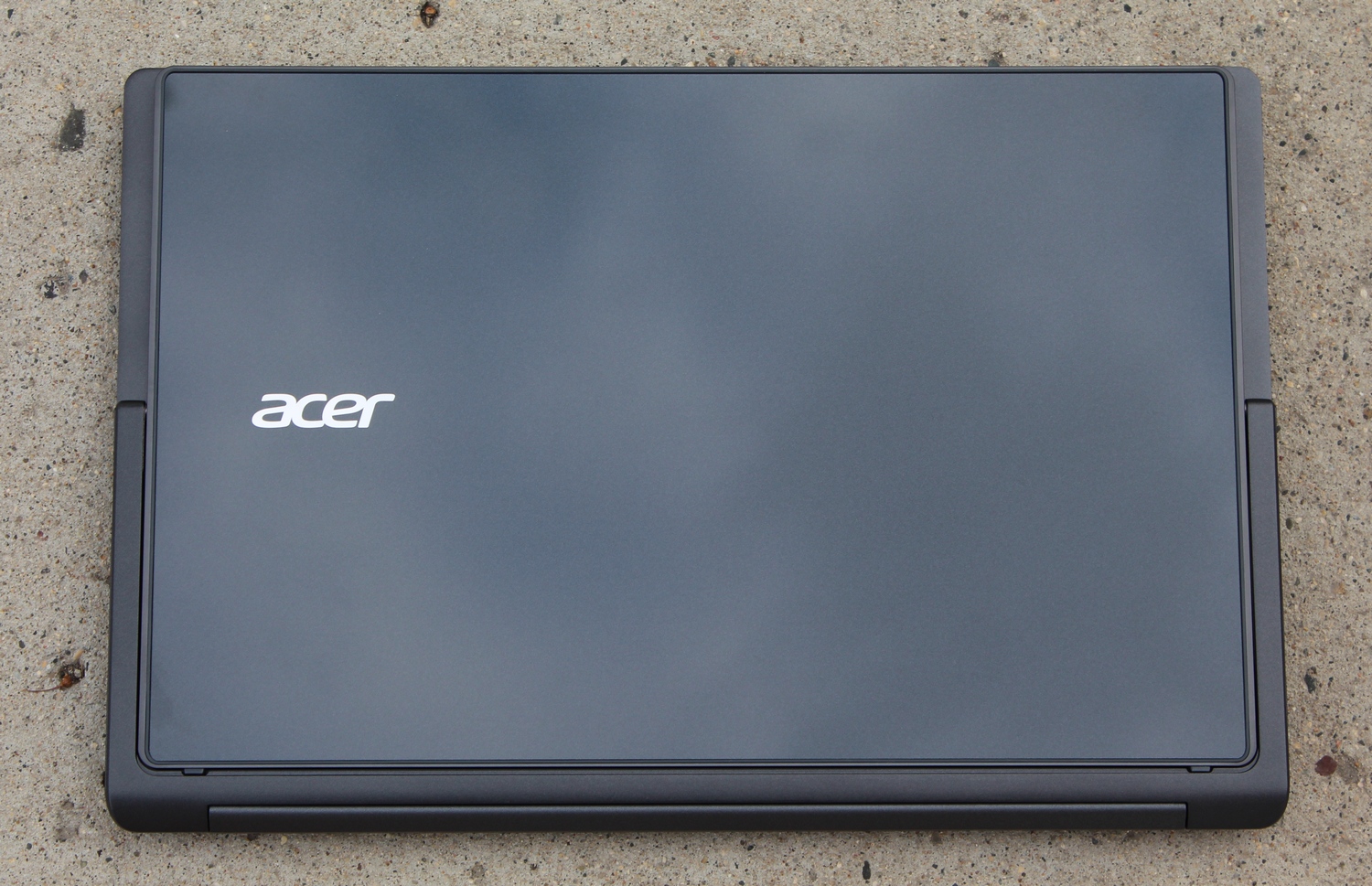 Ноутбук асер черный экран. Ноутбук Acer с защелкой. Вскрытие Acer ноутбук. Символы на корпусе ноутбука Acer Aspire с контрольными лампами.