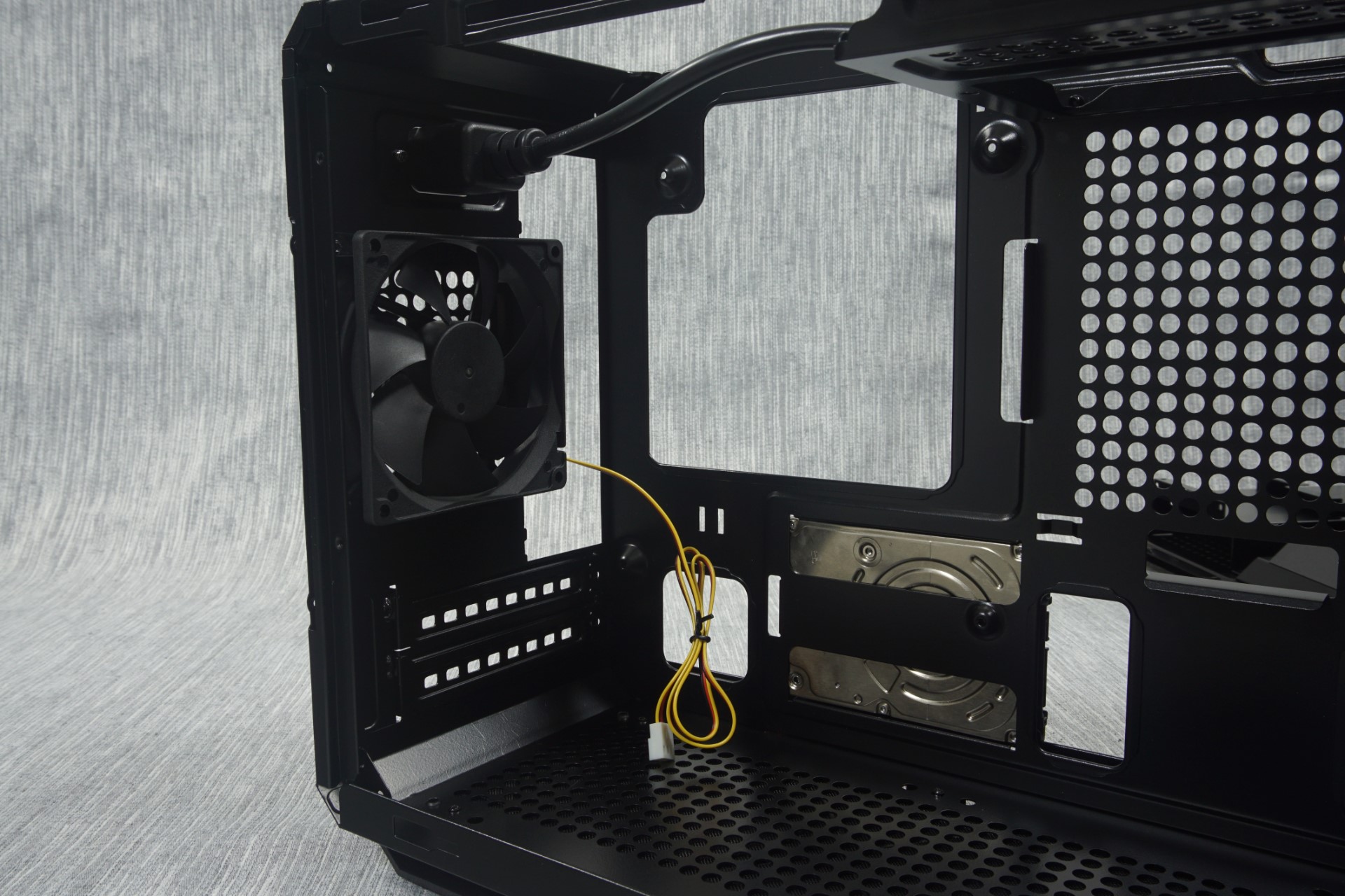 Diplomati klipning kamera The Interior of the Cougar QBX Case - The Cougar QBX Mini ITX Case Review