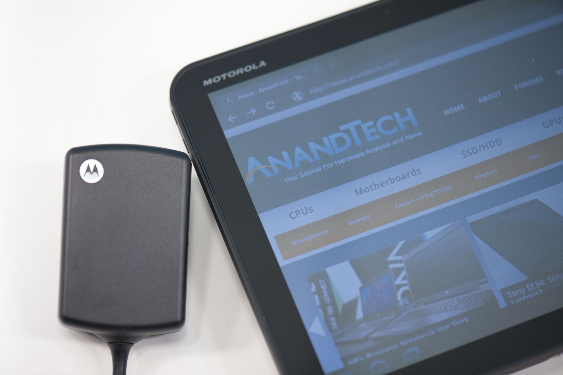 Charging & The Display - Motorola Xoom Review: The First Honeycomb Tablet  Arrives