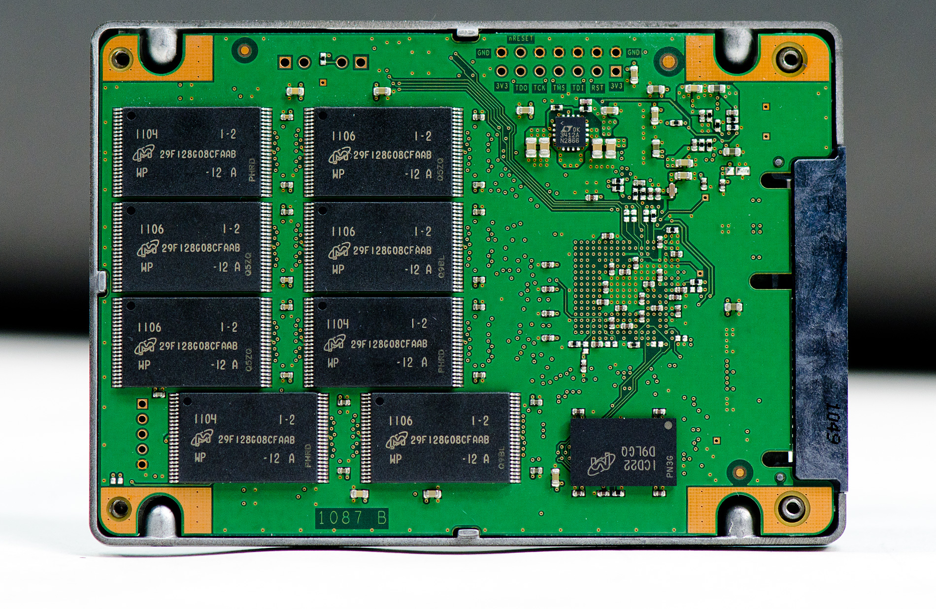 7 видит ssd. Micron REALSSD c400. SSD m2 Micron расположение элементов. Micron real SSD c400 2.5. Micron HTC 300-05 C.