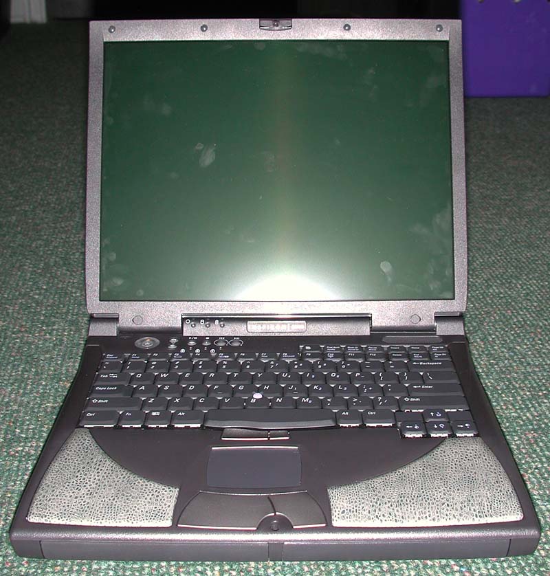 Ноутбук делл экран. Dell Inspiron 8200. Dell Inspiron Pentium 4. Старый ноутбук dell Inspiron. Dell 2002.